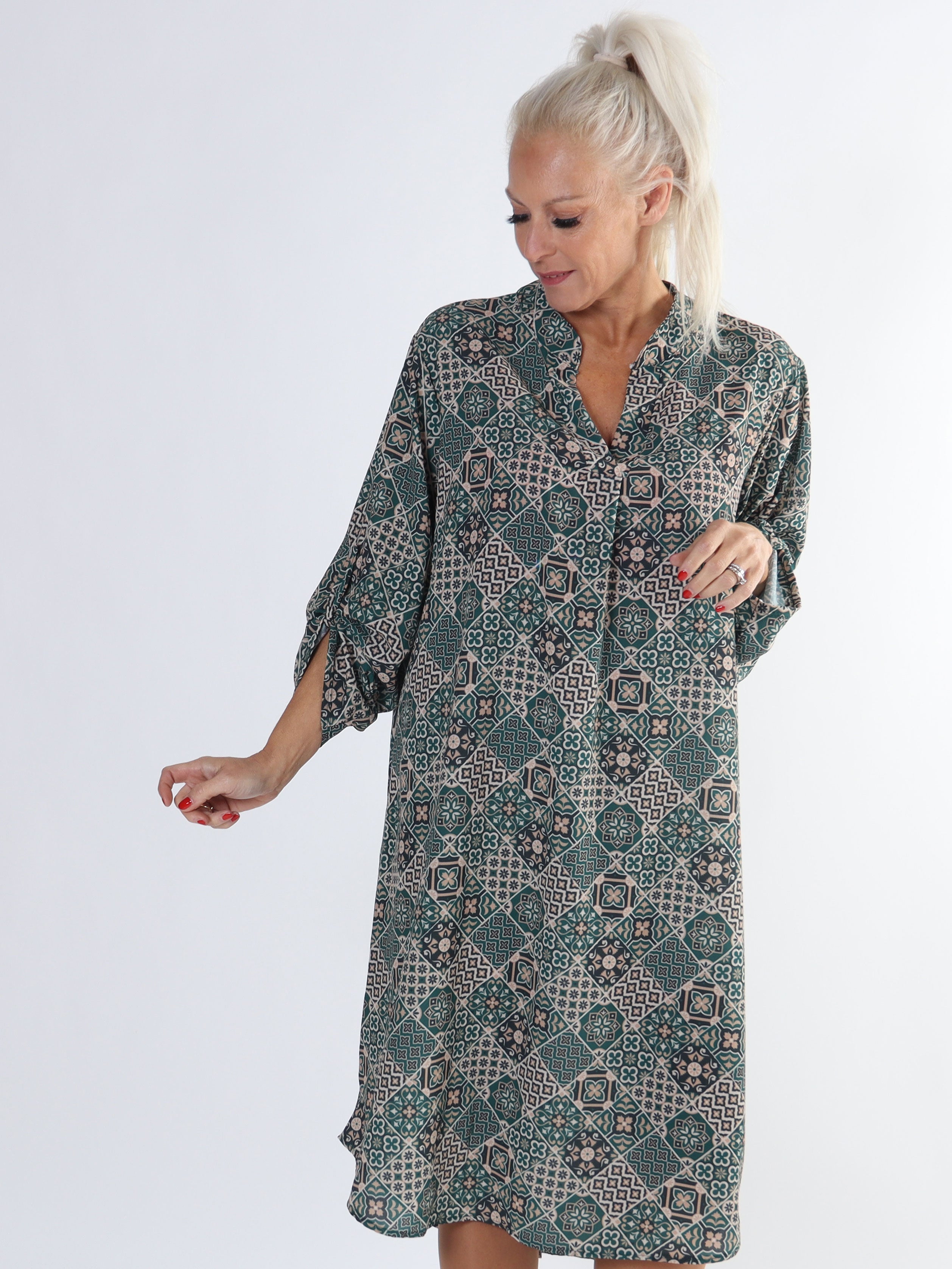 Vanesa Mosaic Long - Mönstrad plus size klänning