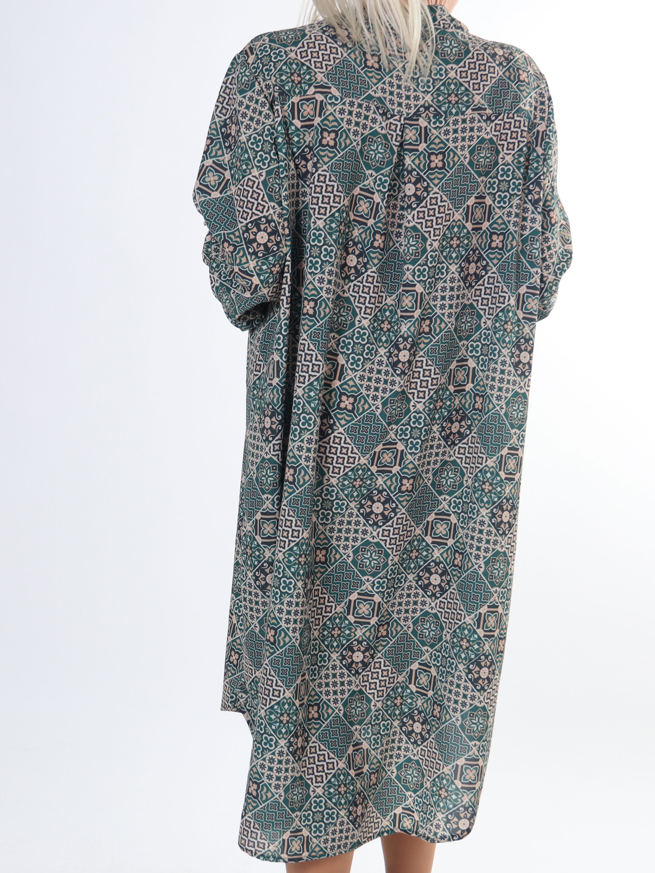 Vanesa Mosaic Long - Mönstrad plus size klänning