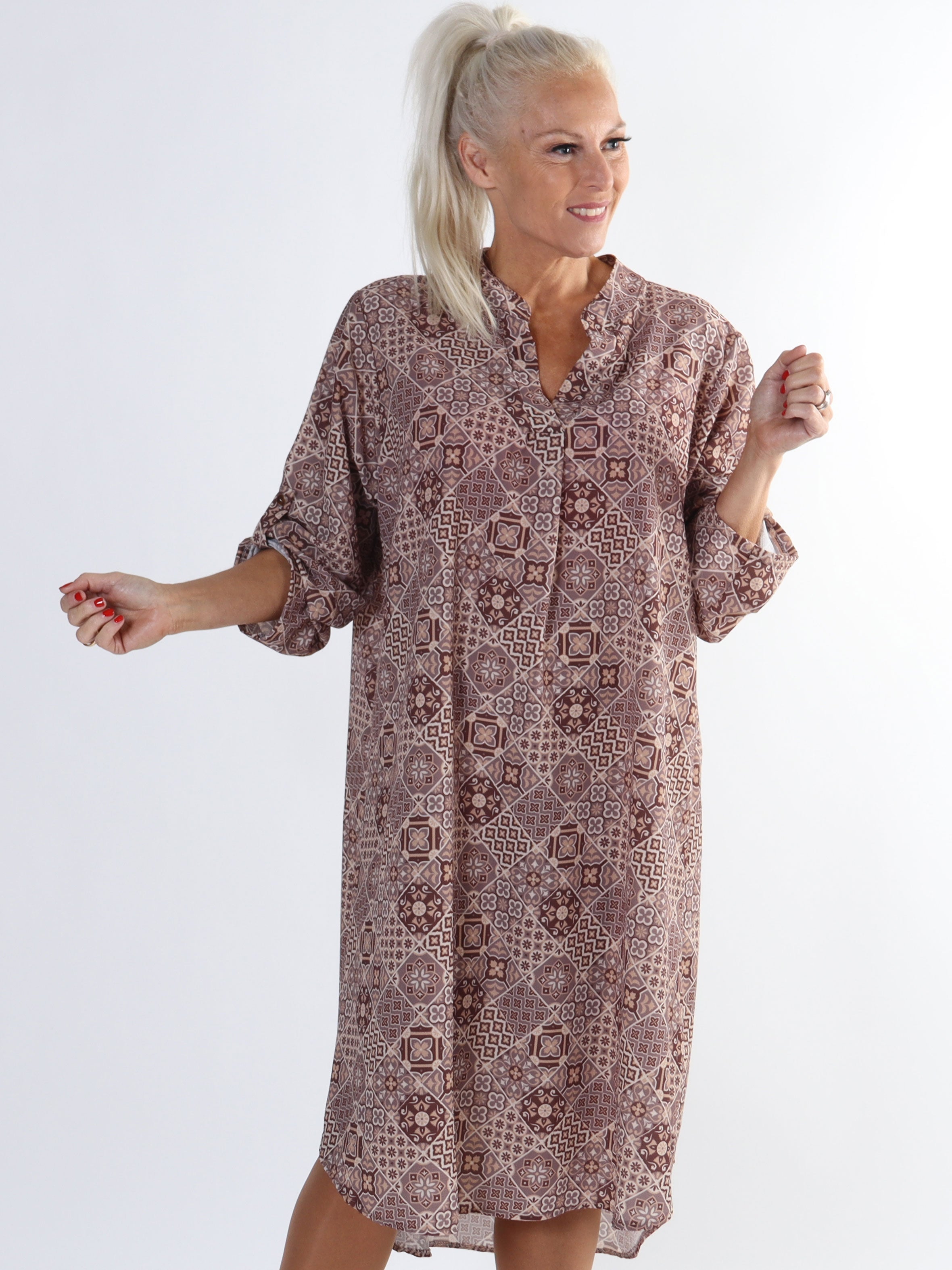 Vanesa Mosaic Long - Mönstrad plus size klänning