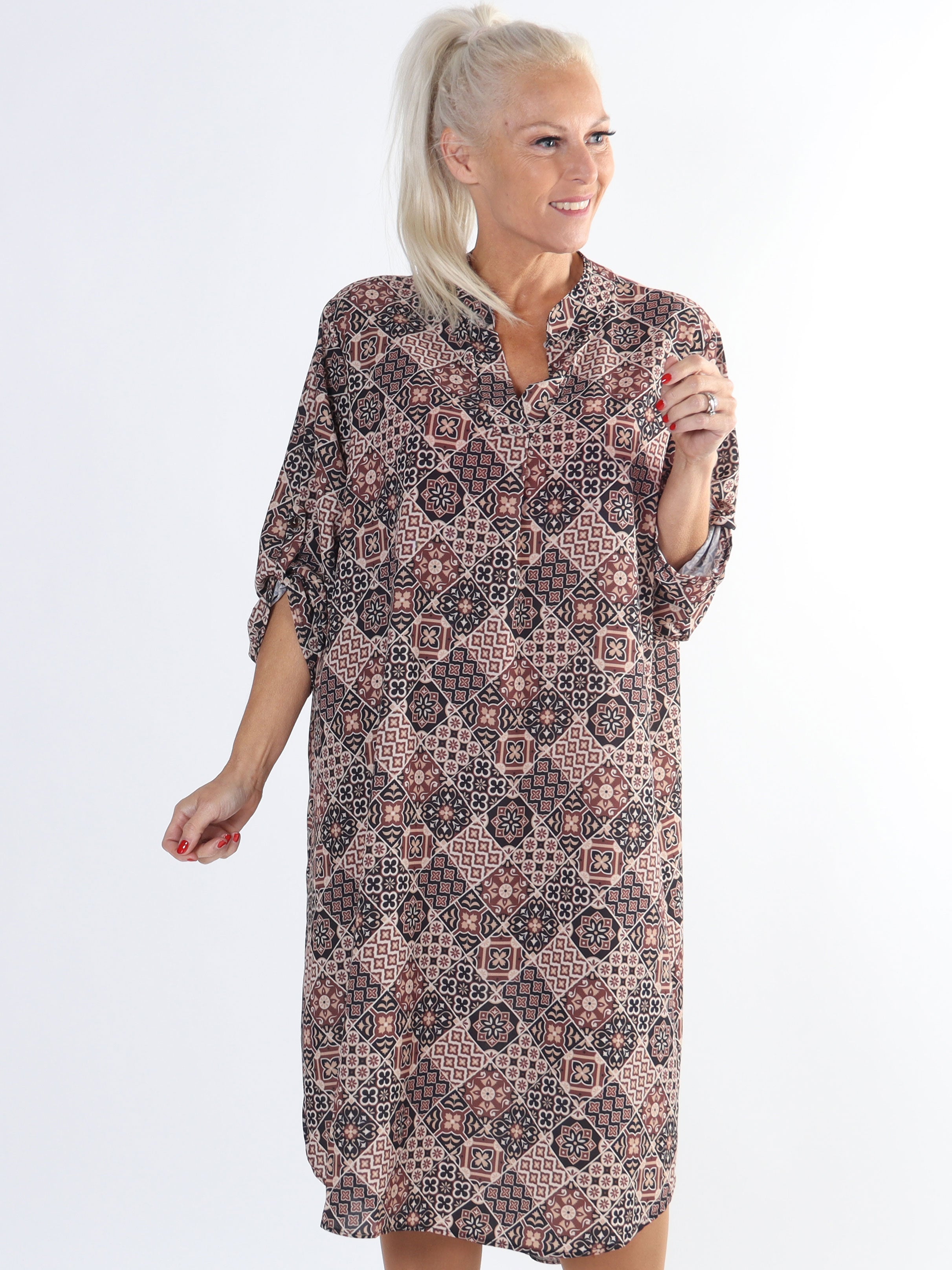 Vanesa Mosaic Long - Mönstrad plus size klänning