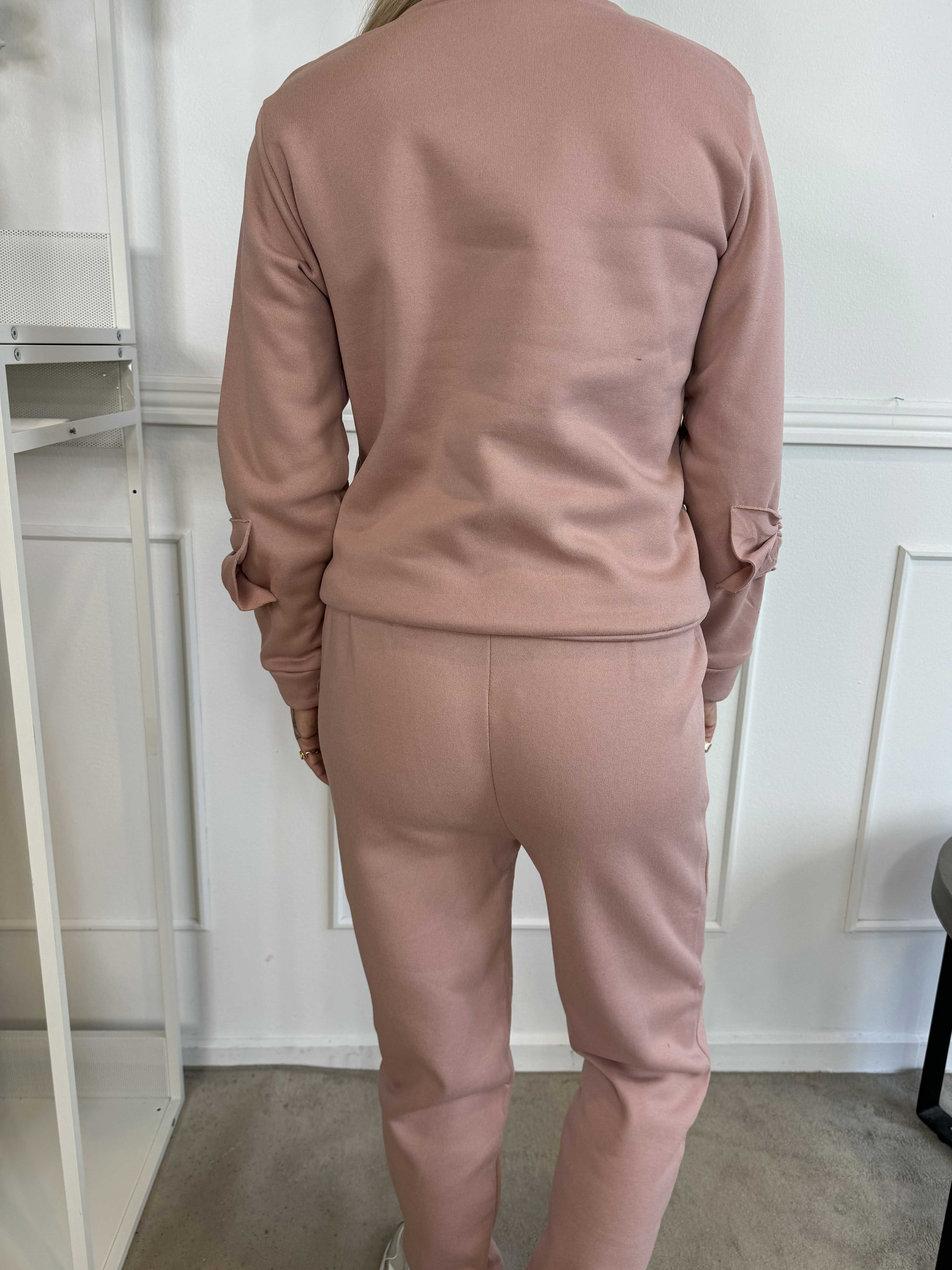 Yeva - Joggingdräkt med små rosetter