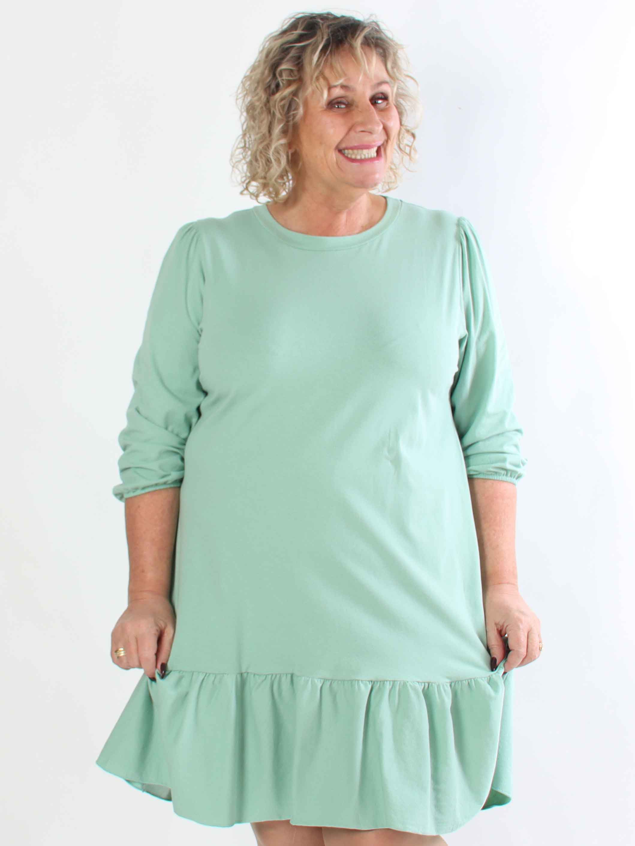 Zafira - Plus size joggingkjole i bomuld med sød flæsekant