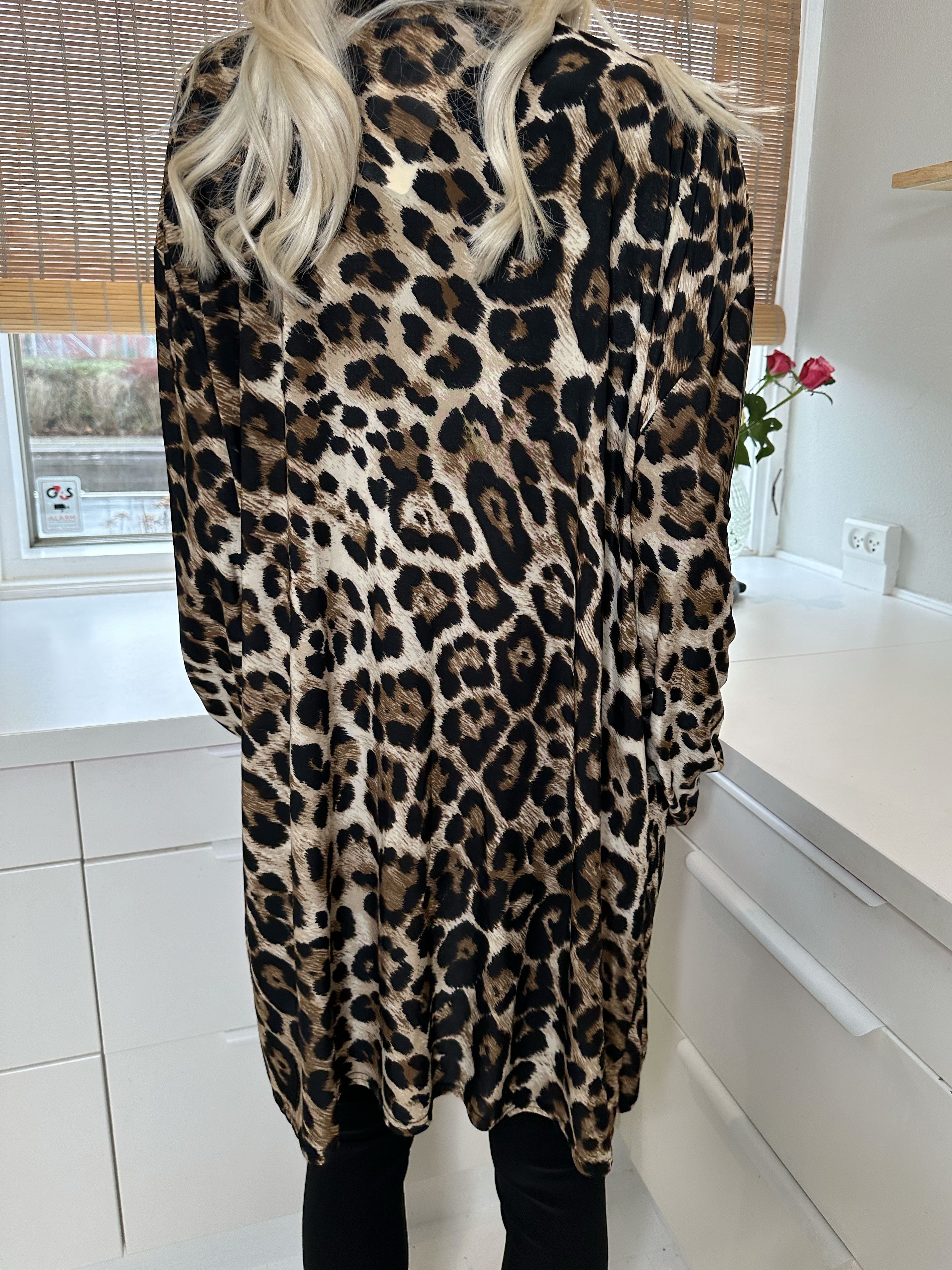 Alline Short - Elastisk leopardkofta