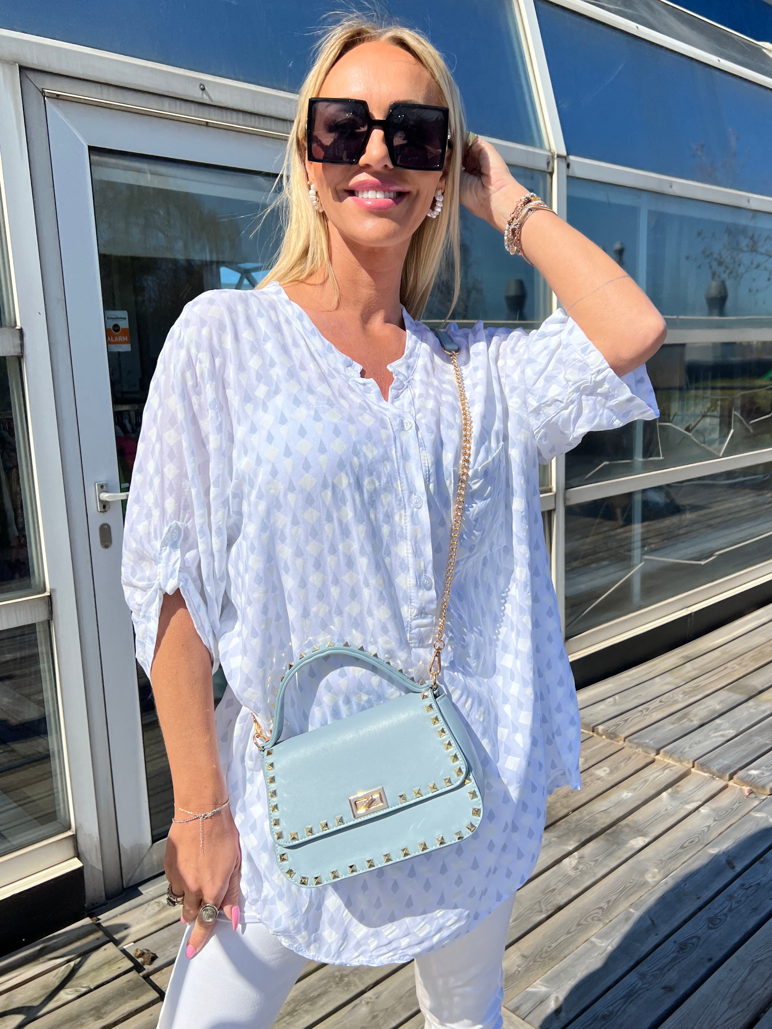 Esther - Sort skjorte med mønster og lomme på brystet