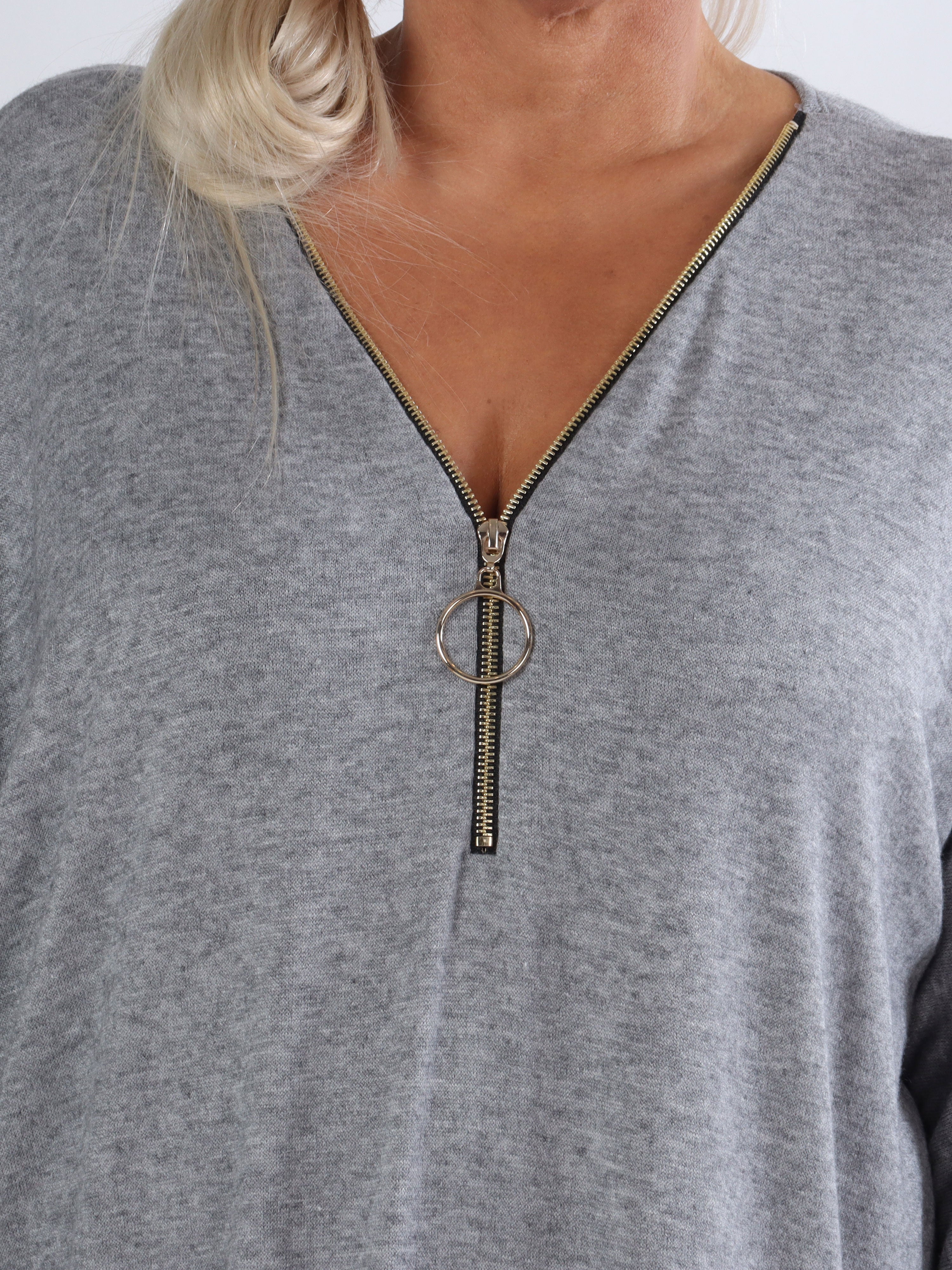 Filippa - Supermjuk plus size stickad klänning med dragkedja