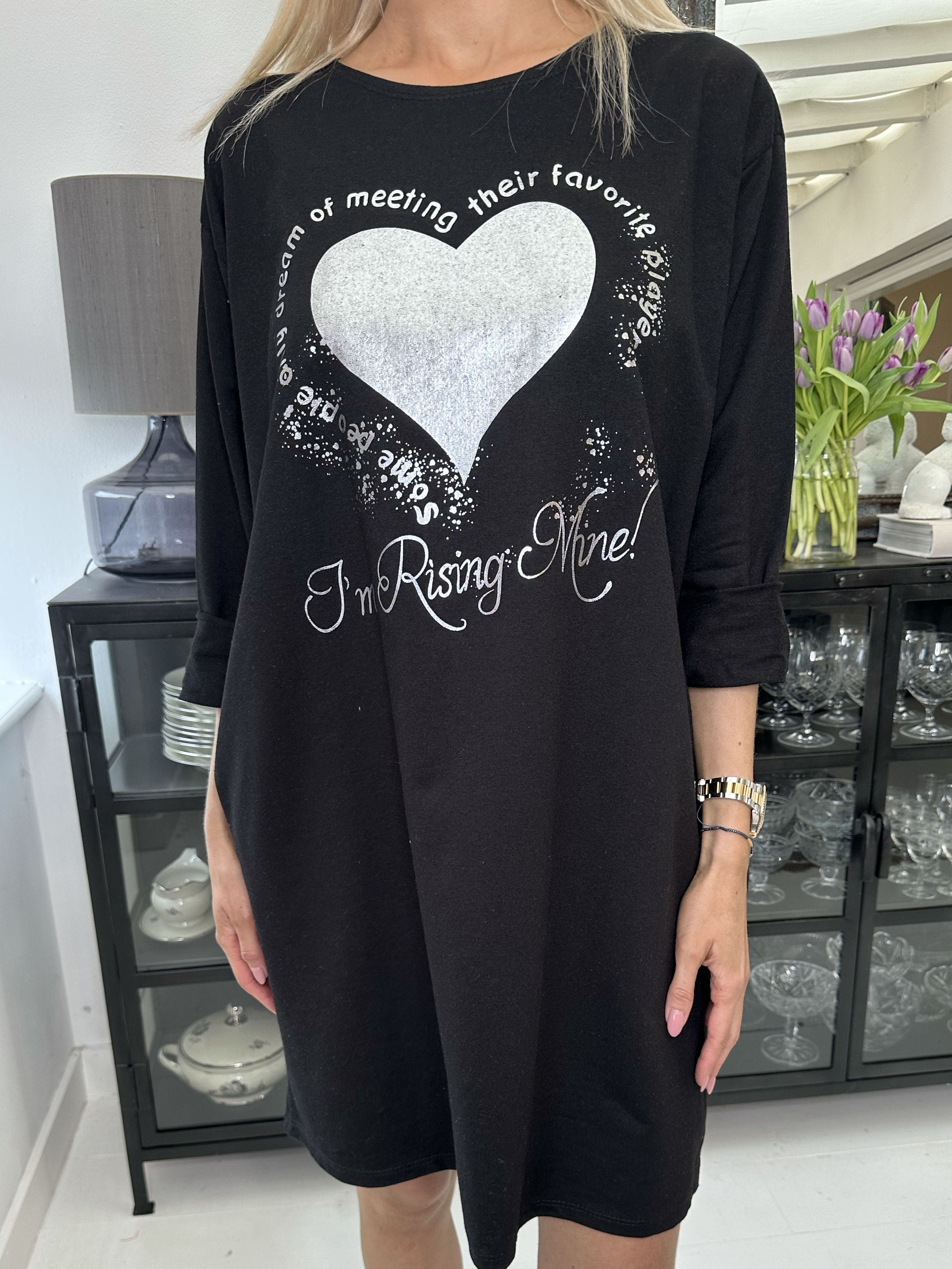 Hearty Dress - Söt bomullsklänning med hjärtmönster och långa ärmar