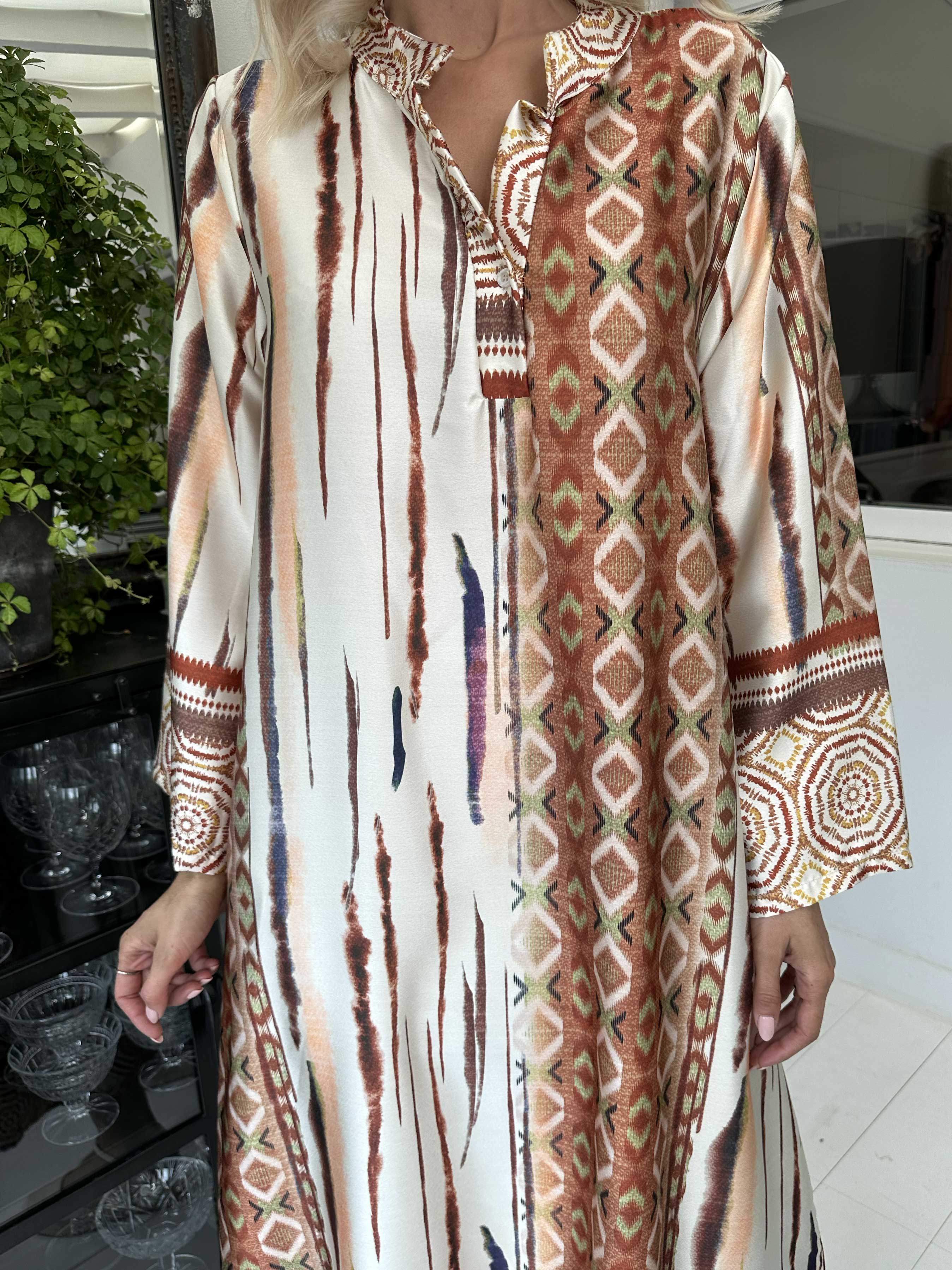 Hyben - Långärmad klänning i sidenlook - Beige