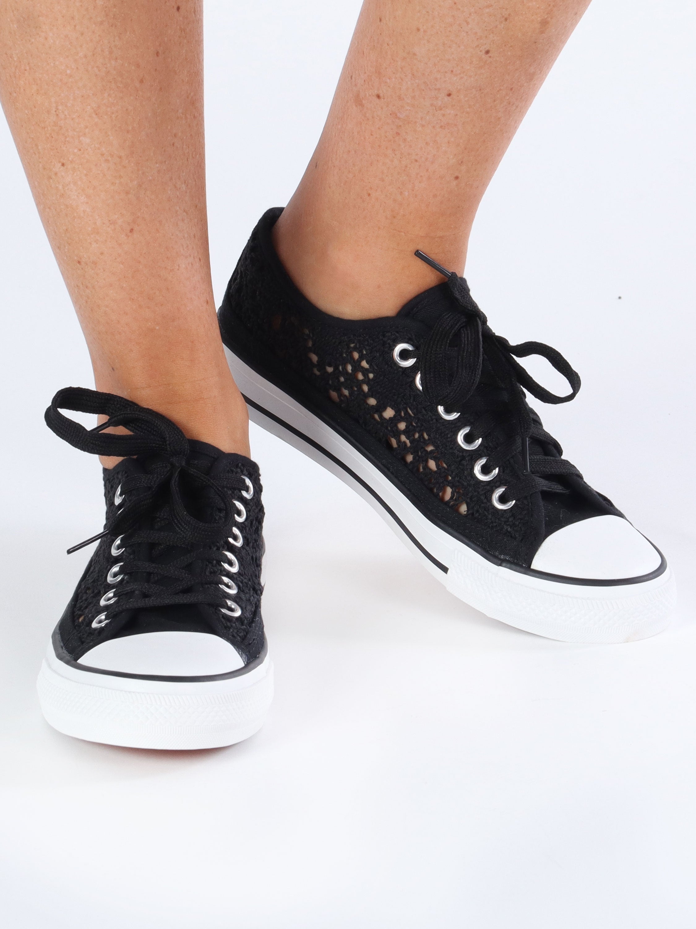 Vigga - Sneakers med broderat utseende och vit sula