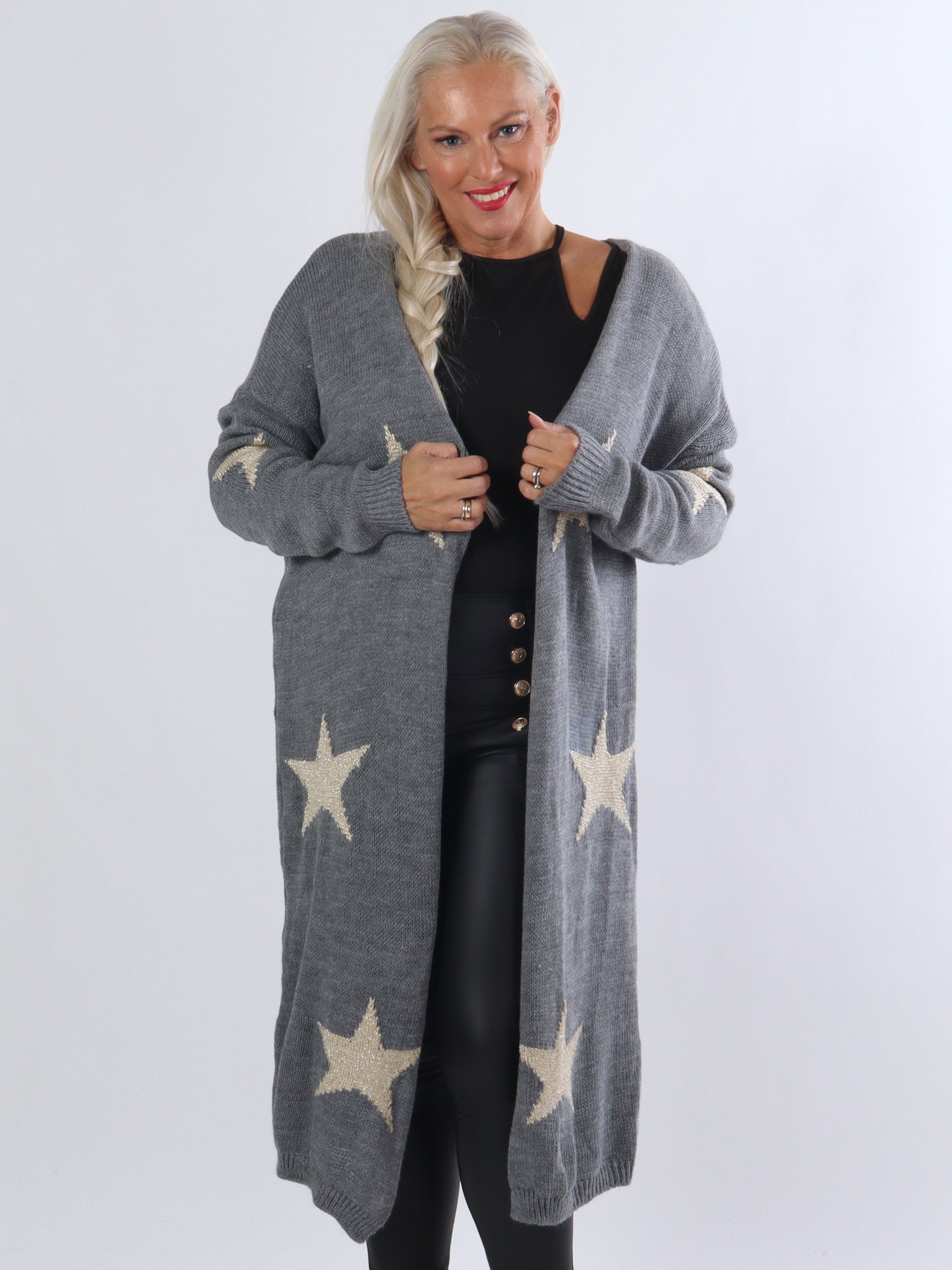 FORUDBESTILLING - Isadora - Lång stickad kofta i plus size med guldstjärnor