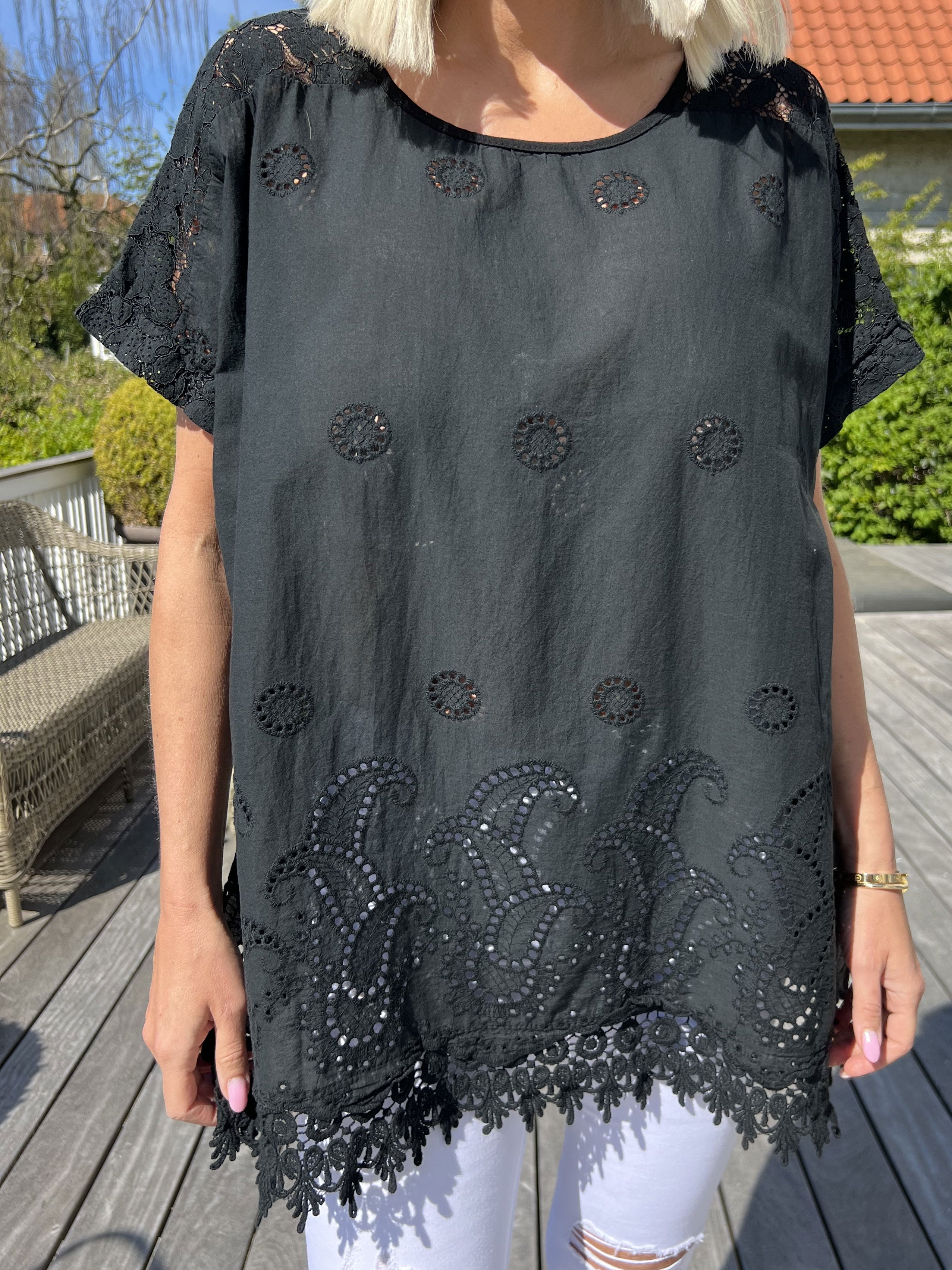 Inna - Söt topp med spets och broderi anglaise
