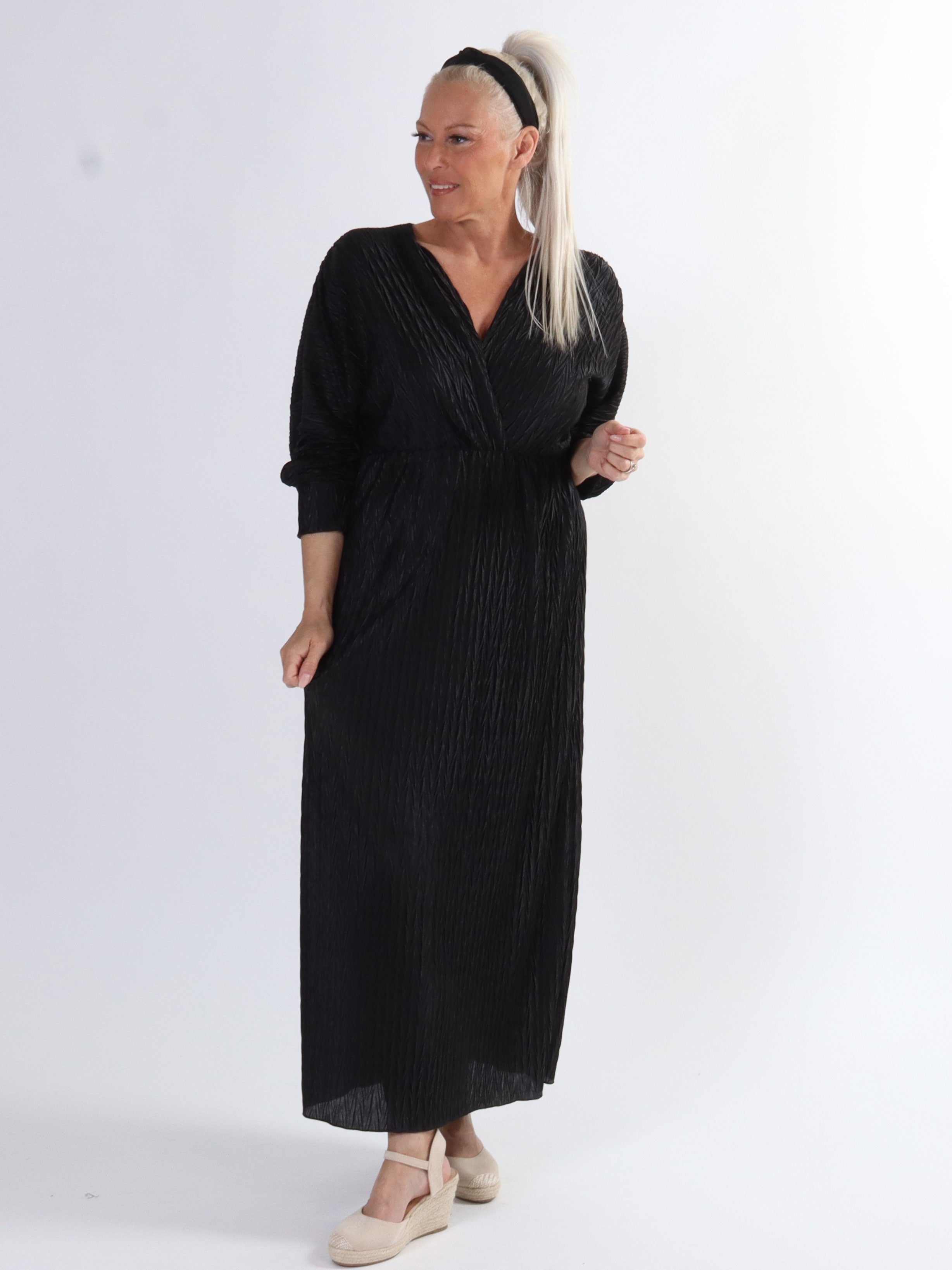 Love - Lång plisserad klänning i plus size i glänsande tyg - Brown