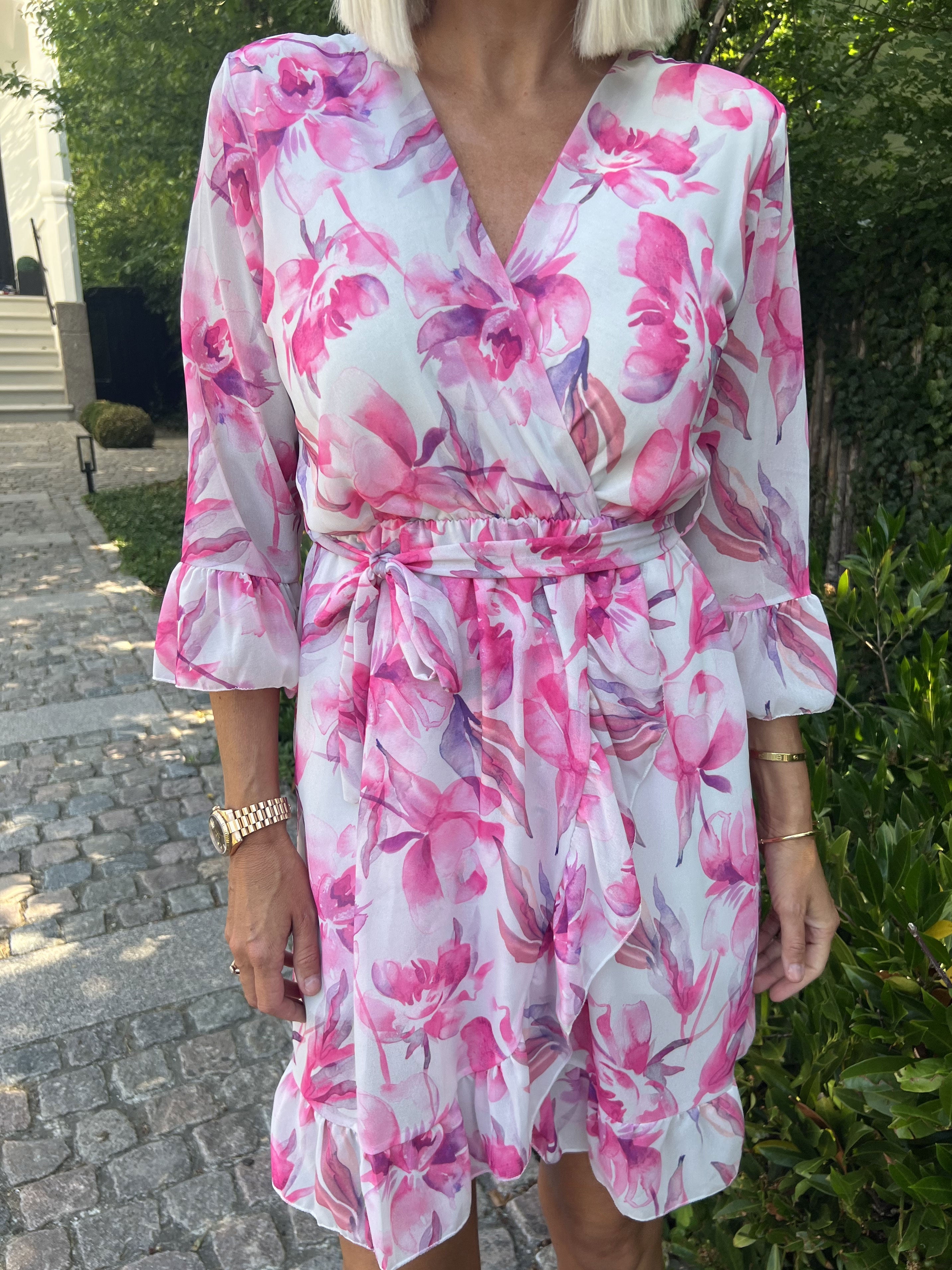 Merle - Kort klänning i chiffong med blommigt tryck