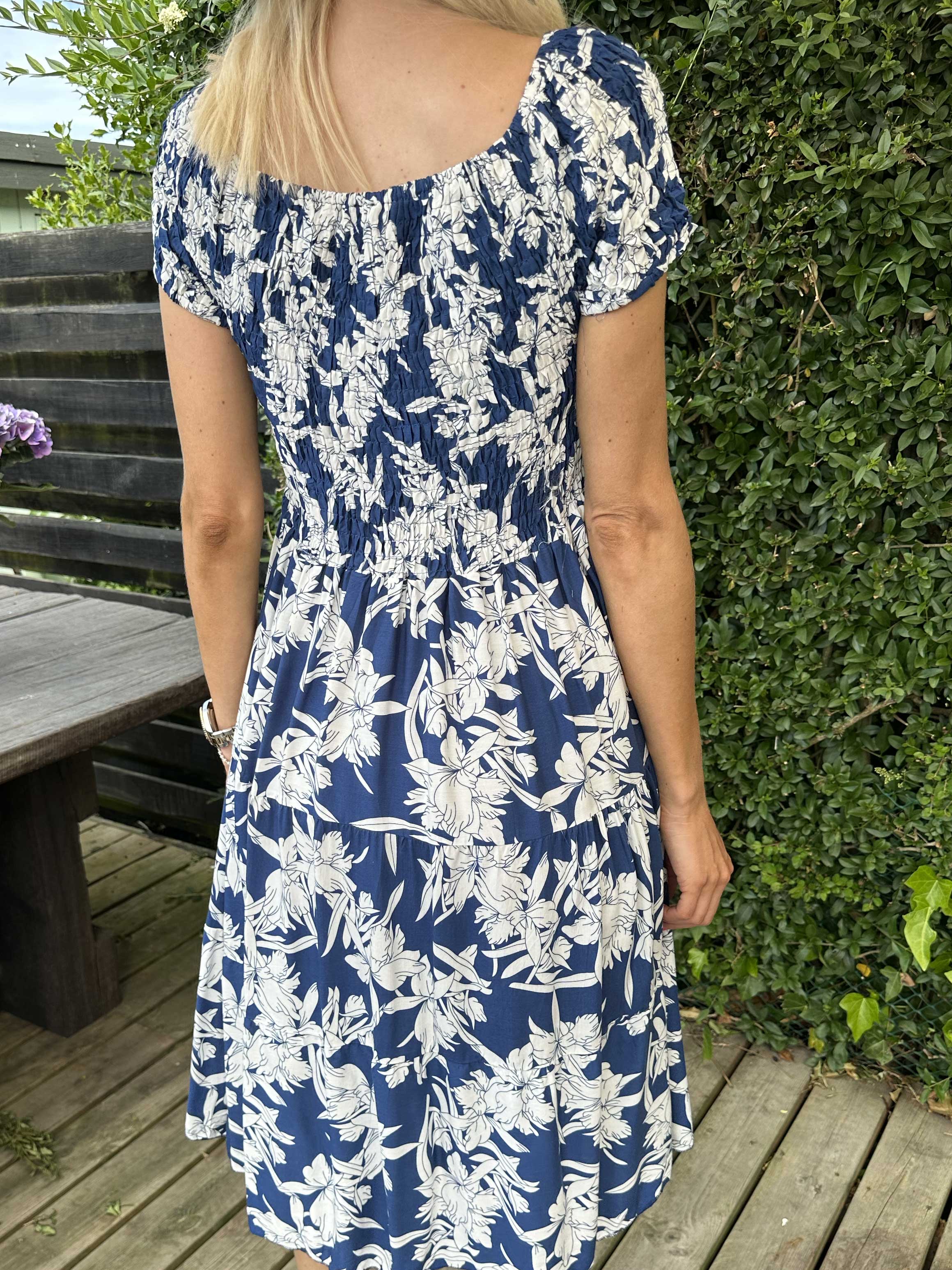 Shannon - Söt klänning med blommönster och smockad byst