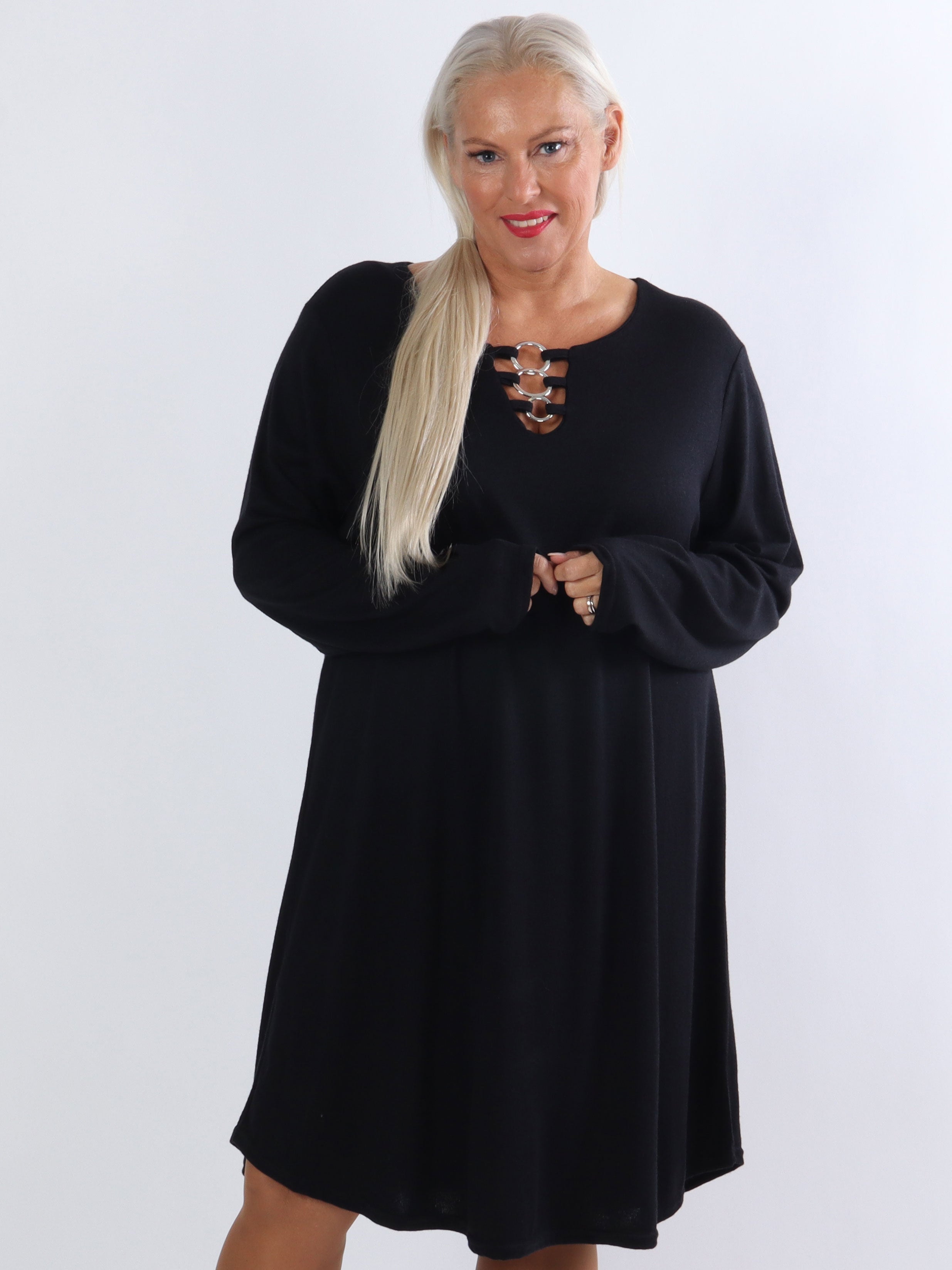 Sidsel - Härlig mjuk plus size klänning med silverringar framtill - Black
