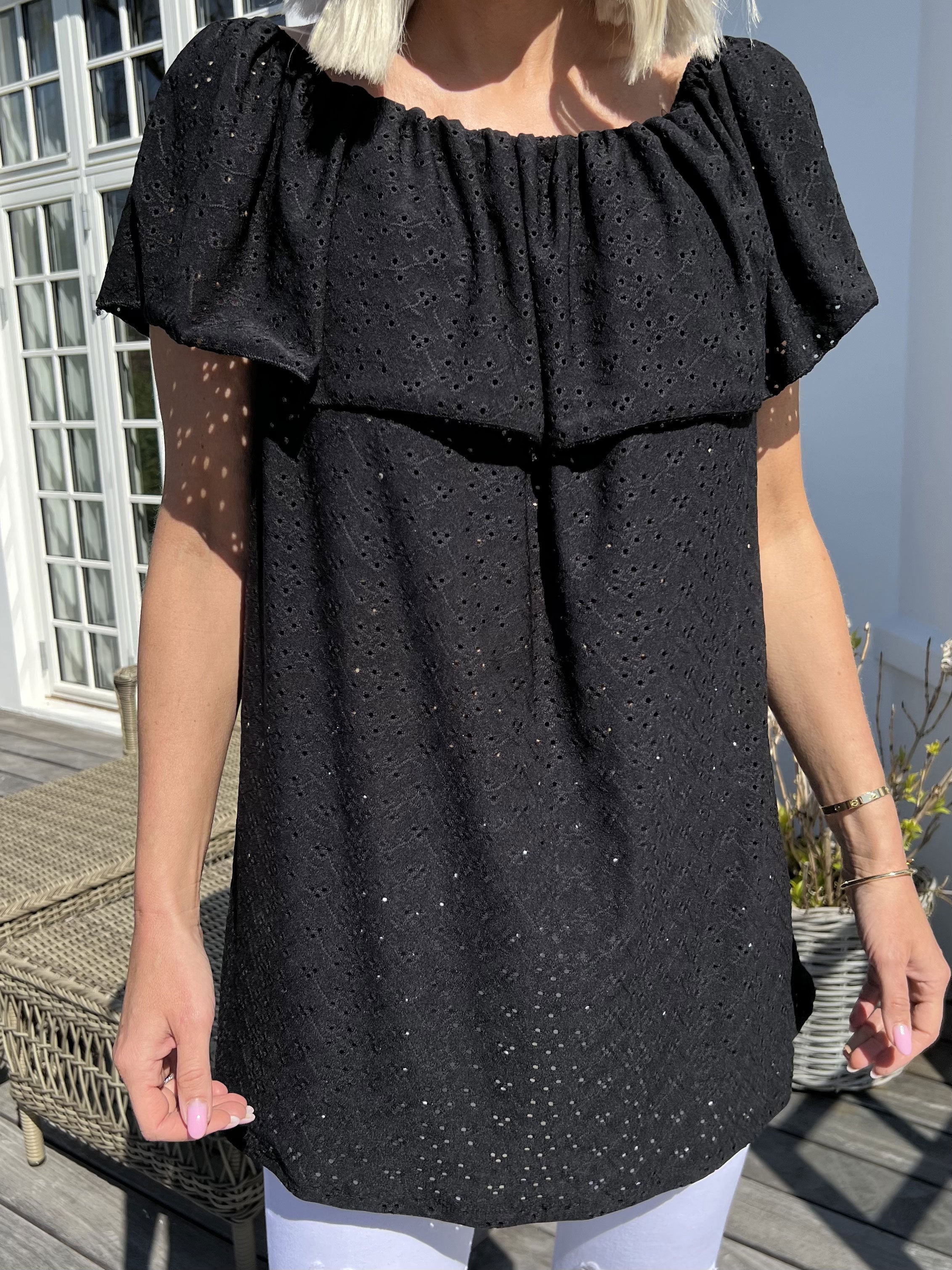 Sienna - Söt tunika med resår och broderi anglaise