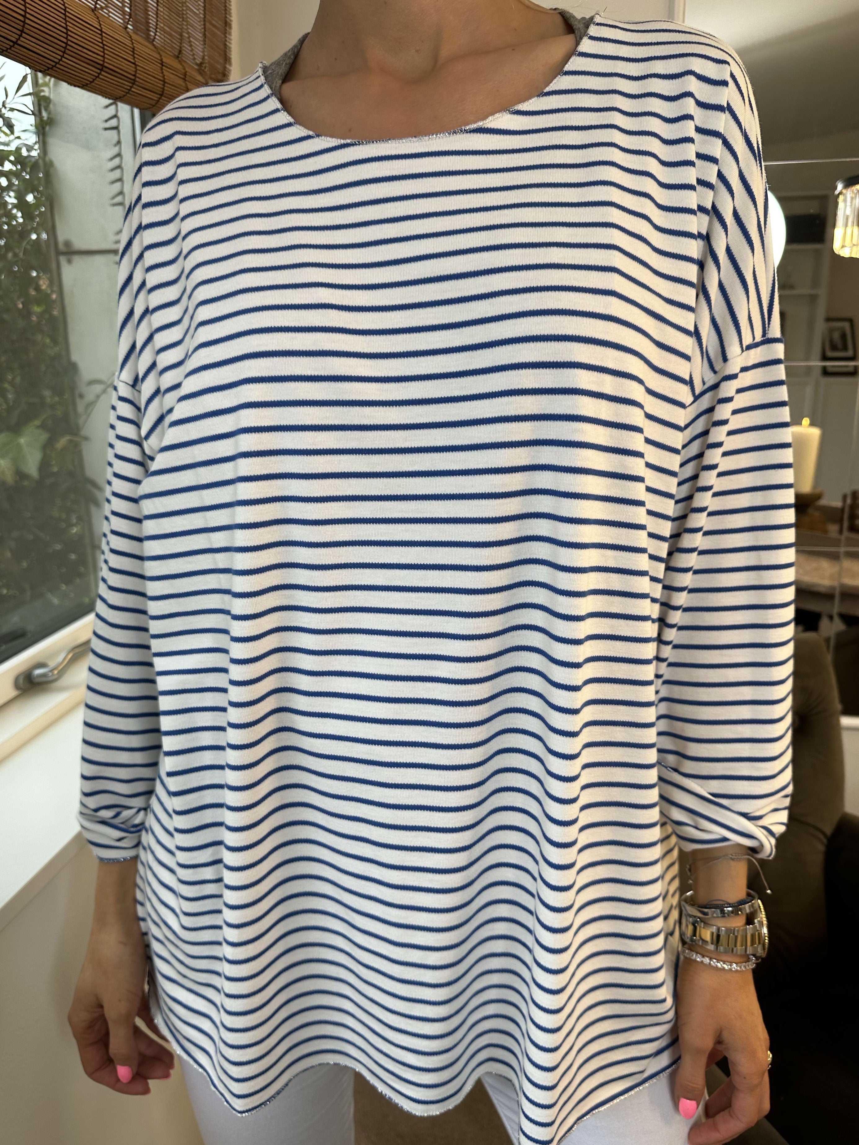 Stripe - Vit mjuk blus med tunna ränder
