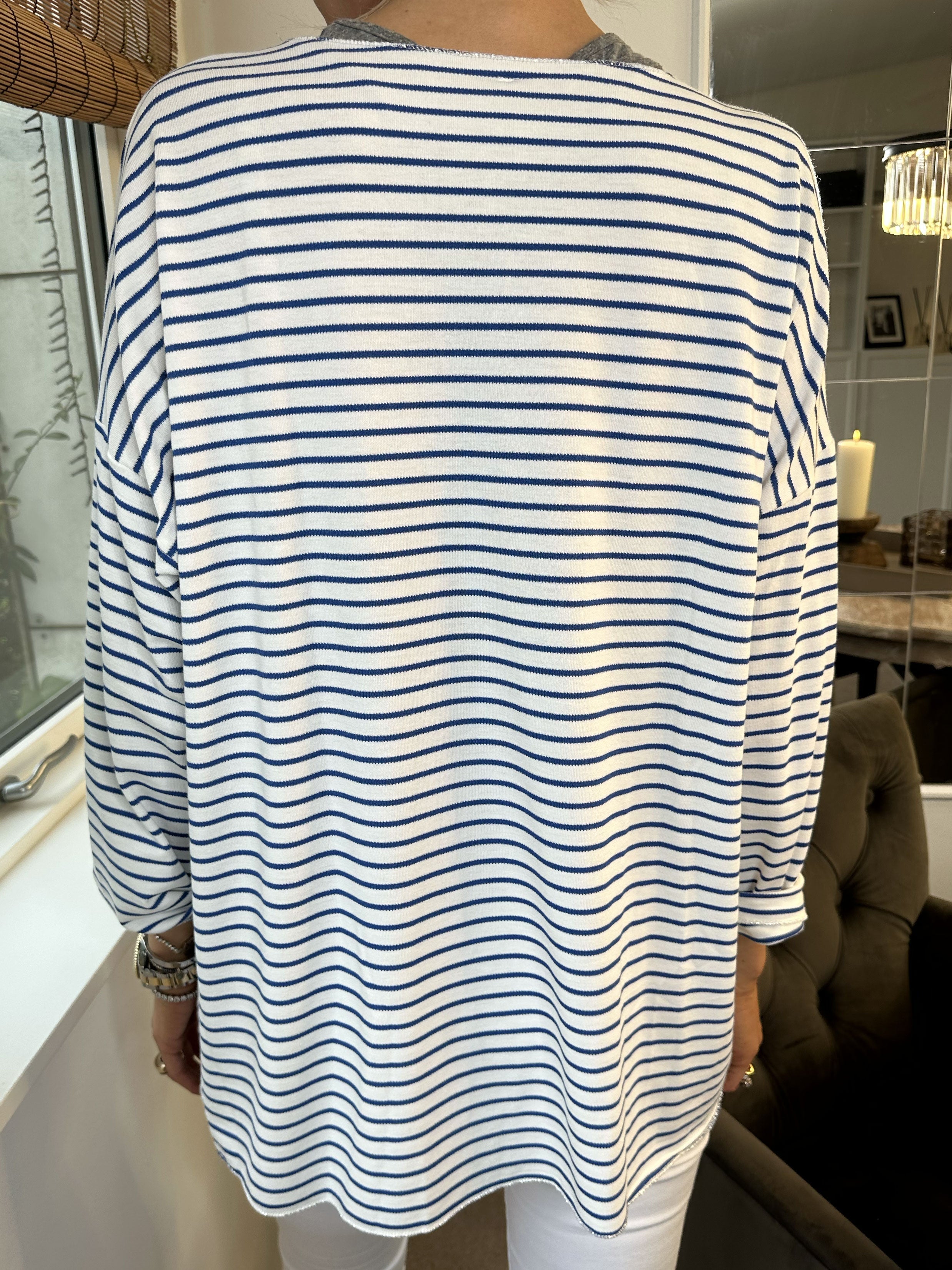 Stripe - Vit mjuk blus med tunna ränder