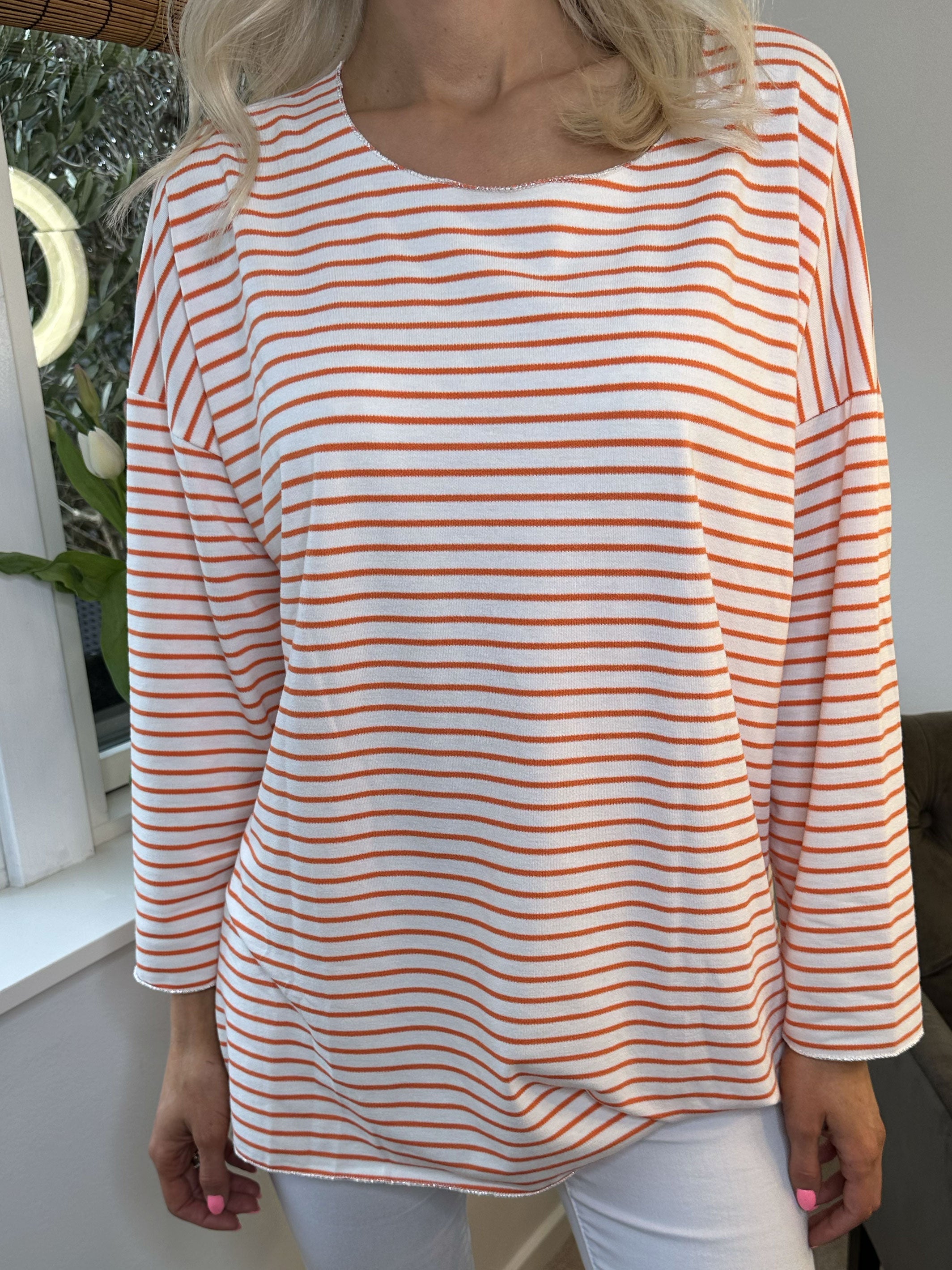 Stripe - Vit mjuk blus med tunna ränder