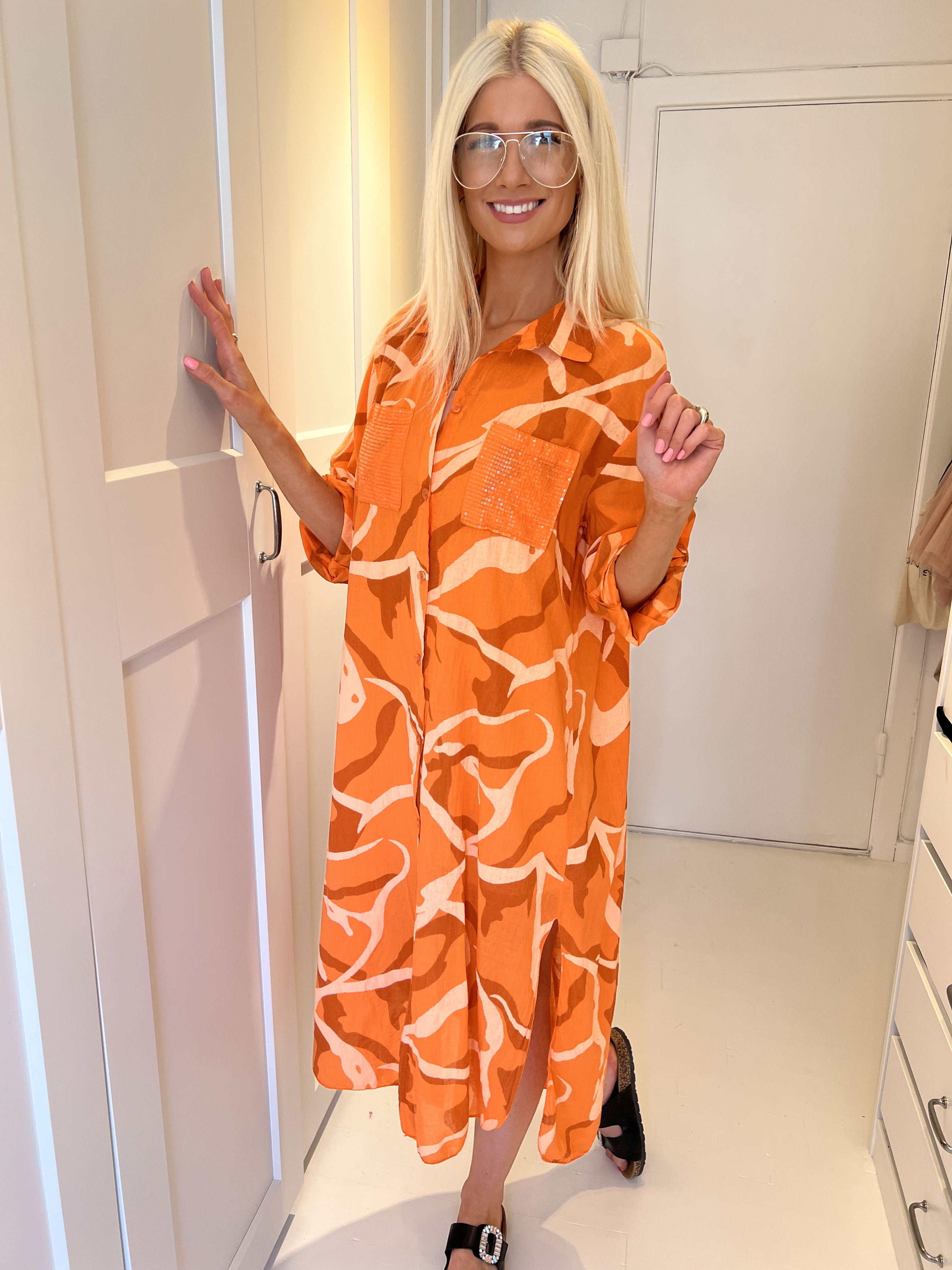 Trinny - Beigefarvet skjortekjole med pailletlommer